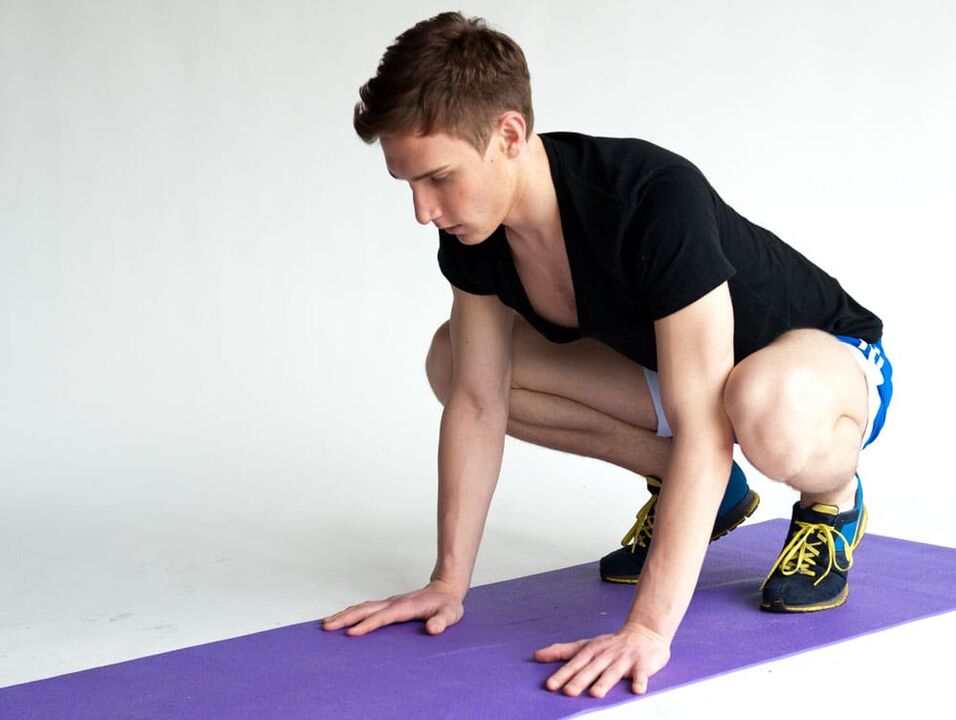 किसी पुरुष के पेल्विक क्षेत्र की मांसपेशियों को काम करने के लिए फ्रॉग व्यायाम करें